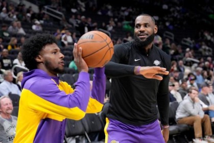 ng体育官网-父子三人同台也能实现？詹姆斯直言请大家拭目以待