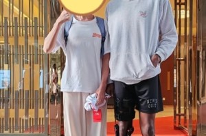 因伤赛季报销！球迷晒与萨姆纳的合照 后者的膝盖上还绑着护具