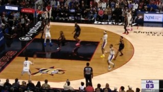 这球怎么说！东契奇篮下几乎空篮没出手 分拉拉维亚三分打铁